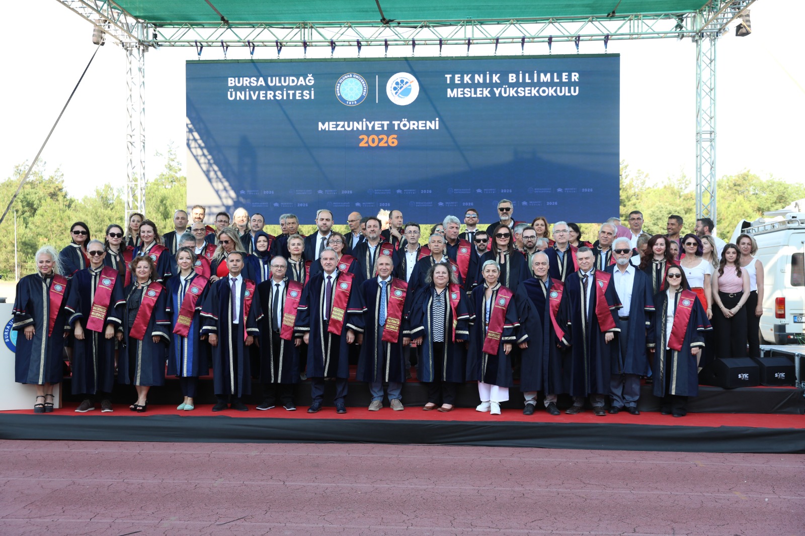 Bursa Uludağ Üniversitesi Teknik Bilimler Meslek Yüksekokulu'nda Mezuniyet Coşkusu